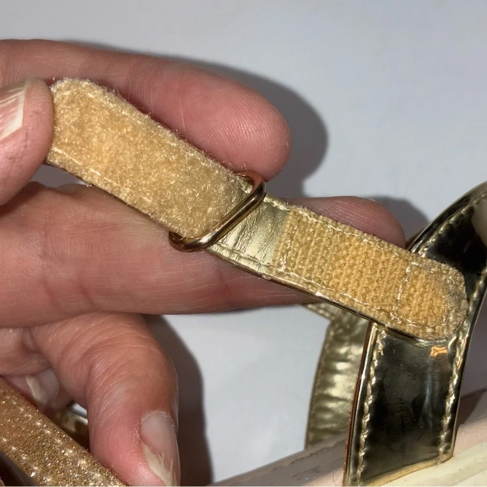 The Childrens Place Girls Gold Strappy Sandals Glitter Straps Size 7